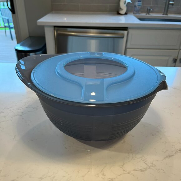 New Never Used Tupperware Mixing Bowls and Measuring Cup Set - Picture 6 of 16